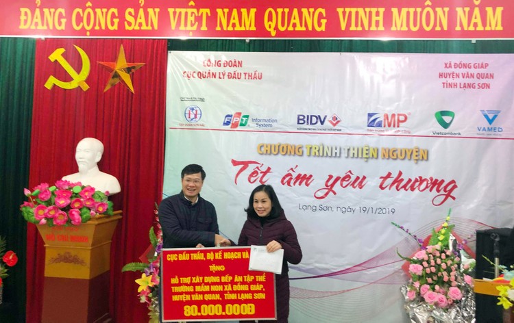 Cục trưởng Cục QLĐT Nguyễn Đăng Trương trao 80 triệu đồng hỗ trợ xây dựng bếp ăn tập thể Trường Mầm non xã Đồng Giáp. Ảnh: Hà Thắng