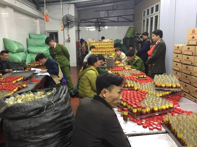 Lực lượng chức năng kiểm đếm lô hàng sa tế giả thương hiệu Thuận Phát.