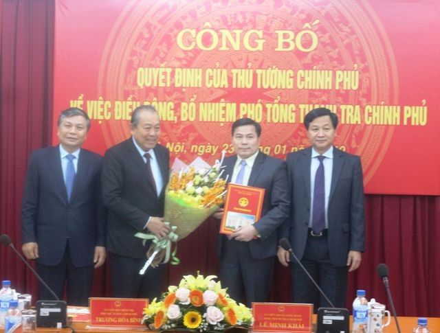 Phó Thủ tướng thường trực Trương Hoà Bình trao quyết định và tặng hoa chúc mừng Tân Phó Tổng Thanh tra Chính phủ Trần Văn Minh (Ảnh: TTCP).