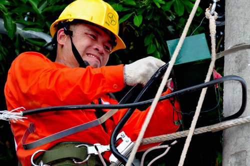 Công nhân điện lực Hà Nội sửa chữa đường dây trước Tết Nguyên đán.