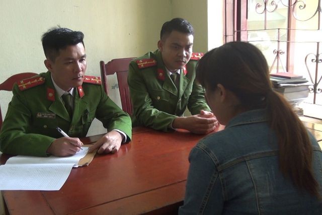 Công an huyện Quảng Xương vận động, thuyết phục các công dân không xuất cảnh trái phép.