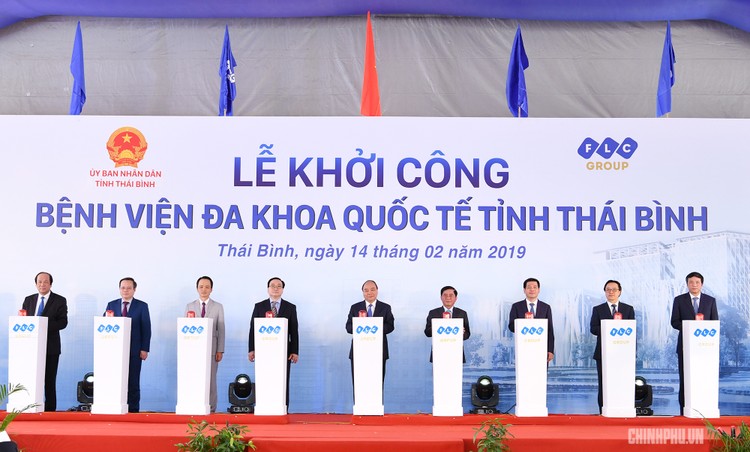 Thủ tướng Nguyễn Xuân Phúc bấm nút khởi công dự án bệnh viện đa khoa quốc tế Thái Bình: Ảnh: VGP
