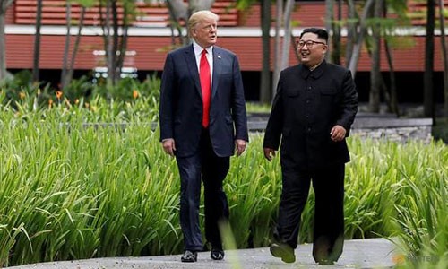 Trump (trái) và Kim Jong-un tại hội nghị thượng đỉnh ở Singapore tháng 6/2018. Ảnh: Reuters.