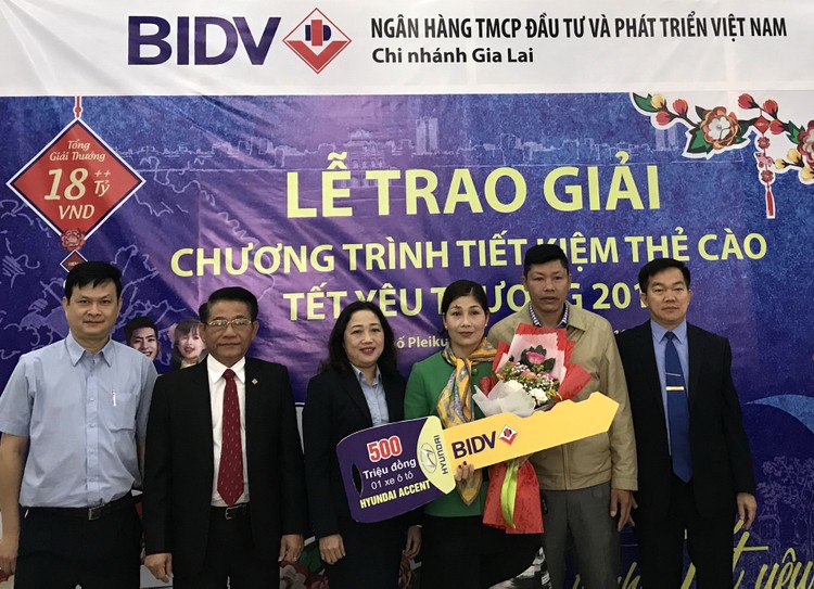Ông Trương Vĩnh Minh – Giám đốc BIDV Gia Lai thay mặt BIDV đã trao giải đặc biệt của chương trình cho bà Phạm Thị Thu.
