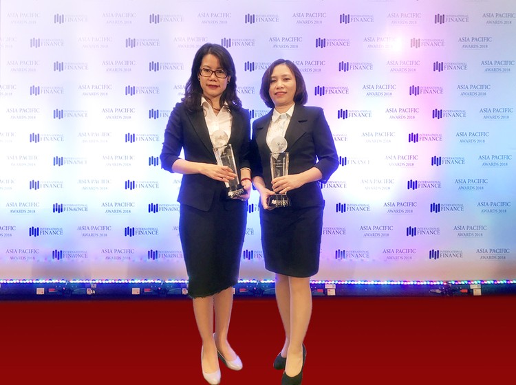 Đại diện BIDV nhận giải thưởng “Thẻ tín dụng tốt nhất Việt Nam năm 2018