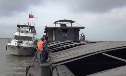 Hơn 600 tấn than bùn không nguồn gốc bị cảnh sát biển bắt giữ trên vùng biển giáp ranh giữa Quảng Ninh và Hải Phòng.