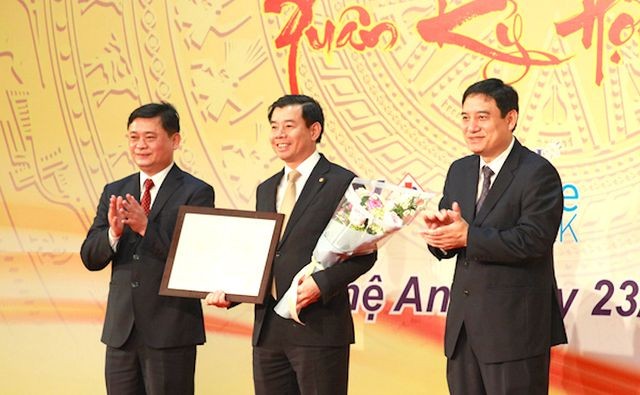 Lãnh đạo tỉnh Nghệ An trao Giấy chứng nhận đăng ký đầu tư cho Công ty CP Tập đoàn Vingroup, Chủ đầu tư dự án Cải tạo khu B - Khu Quang Trung, TP Vinh, tỉnh Nghệ An, có tổng mức đầu tư 1.933 tỷ đồng.