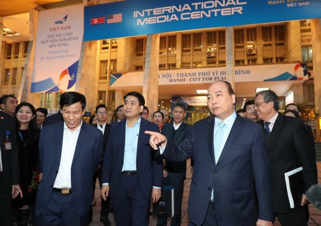 Chiều tối 24/2, Thủ tướng Nguyễn Xuân Phúc bất ngờ quay lại kiểm tra các công việc đã giao buổi sáng cùng ngày ở Trung tâm báo chí quốc tế