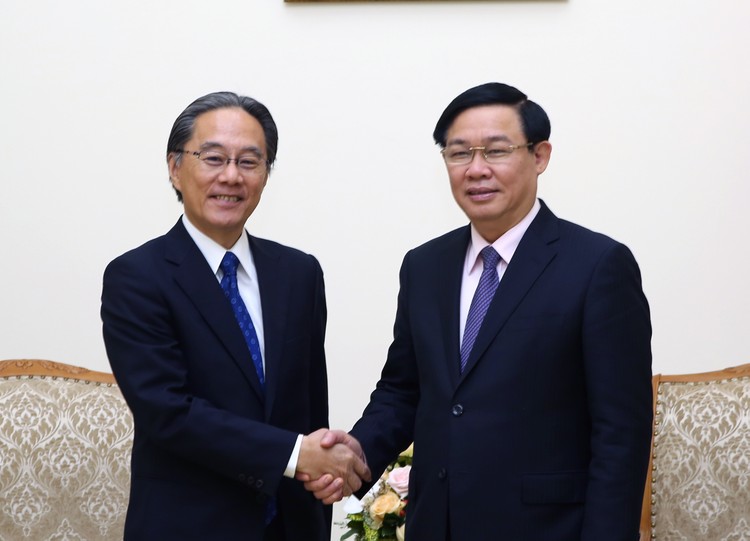 Phó Thủ tướng Vương Đình Huệ và Chủ tịch Công ty dịch vụ tài chính Aeon Masaki Suzuki - Ảnh: VGP