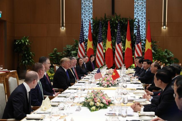 Tổng thống Donald Trump và Thủ tướng Nguyễn Xuân Phúc dùng bữa trưa thân mật. (Ảnh: Reuters)