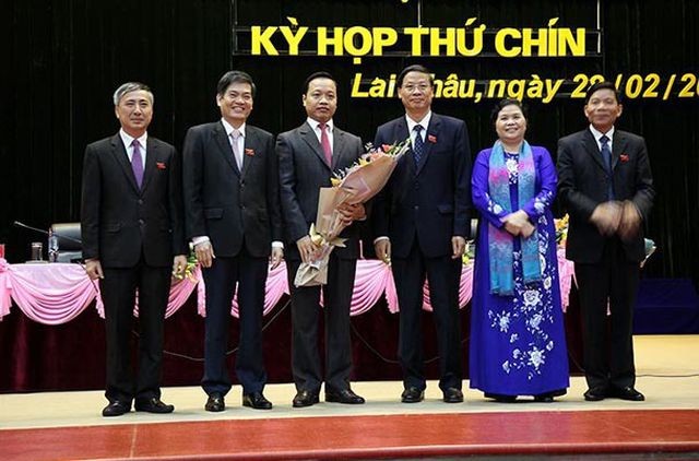 Ông Trần Tiến Dũng (người cầm hoa) được bầu làm Chủ tịch UBND tỉnh Lai Châu nhiệm kỳ 2016-2021
