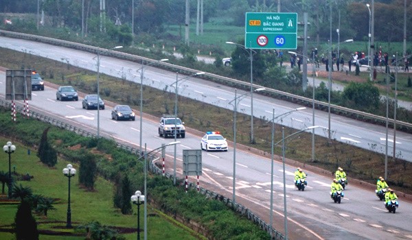Đoàn xe của Triều Tiên chạy trên quốc lộ 1 ngày 26/2.