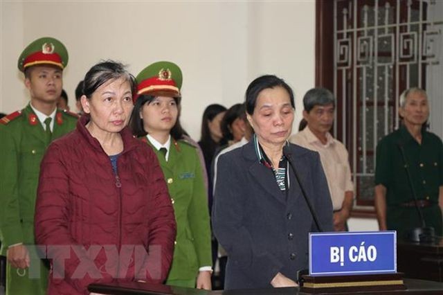 Bị cáo Nguyễn Thị Tăng và bị cáo Nguyễn Thị Minh Tâm nghe Hội đồng xét xử tuyên án. Ảnh: TTXVN