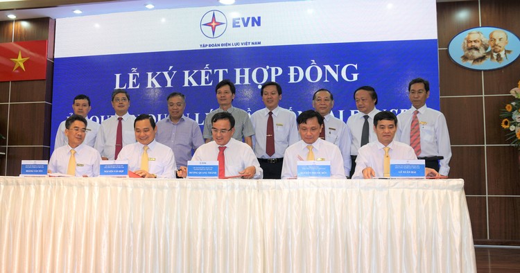 Ông Dương Quang Thành (giữa) đại diện HĐTV EVN ký hợp đồng ủy quyền quản lý phần vốn nhà nước của EVN tại EVNSPC