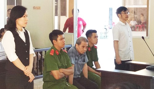 Bị cáo Quách Lạc (ngồi giữa) cùng bà hai bị cáo nghe tuyên án