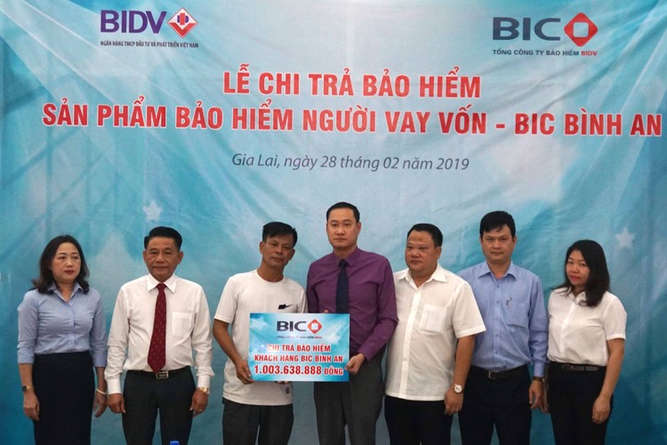 Đại diện lãnh đạo BIC và Chi nhánh BIDV Gia Lai trao tiền bảo hiểm cho gia đình khách hàng