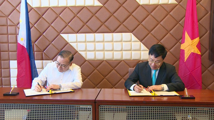 Phó Thủ tướng Phạm Bình Minh và Bộ trưởng Teodoro Lopez Locsin ký Biên bản Thoả thuận của kỳ họp lần thứ 9 Uỷ ban Hỗn hợp về hợp tác song phương Việt Nam-Philippines. Ảnh: BNG