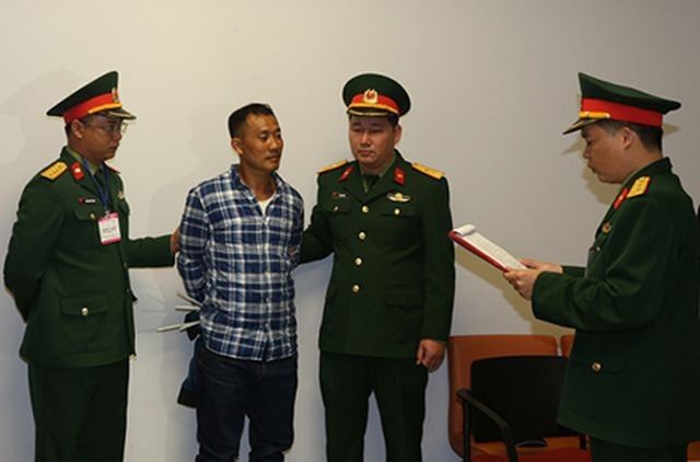 Cơ quan Điều tra hình sự Bộ Quốc phòng đọc các quyết định tống đạt tố tụng đối với bị can Lê Quang Hiếu Hùng.
