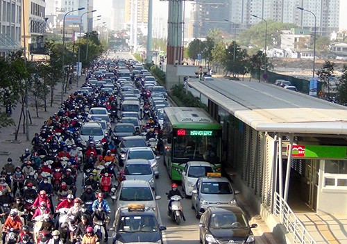 Tuyến đường Lê Văn Lương thường xuyên xảy ra ùn tắc trong giờ cao điểm.