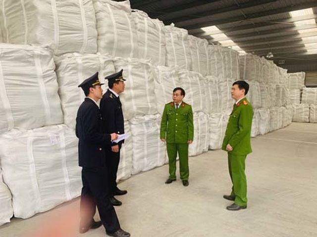 Lực lượng chức năng đang kiểm tra số xi măng giả nhãn mác, bao bì xi măng Long Sơn.