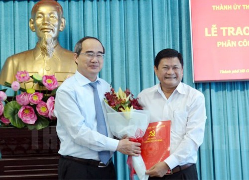 Bí thư Thành ủy TP HCM trao quyết định cho ông Huỳnh Cách Mạng. Ảnh: Website Thành ủy TP HCM.