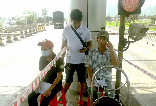 Người dân đếm từng lượt xe qua trạm thu phí Ninh Lộc. 