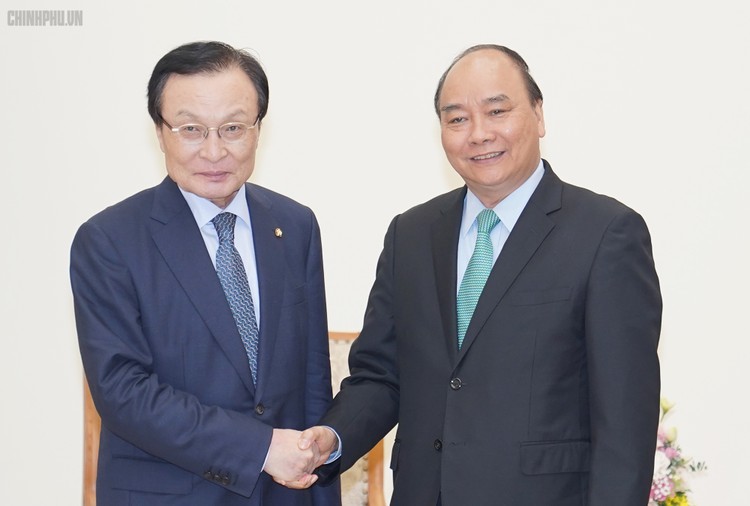 Thủ tướng Nguyễn Xuân Phúc tiếp Chủ tịch Đảng Dân chủ đồng hành Hàn Quốc, ông Lee Hae-chan. Ảnh: VGP