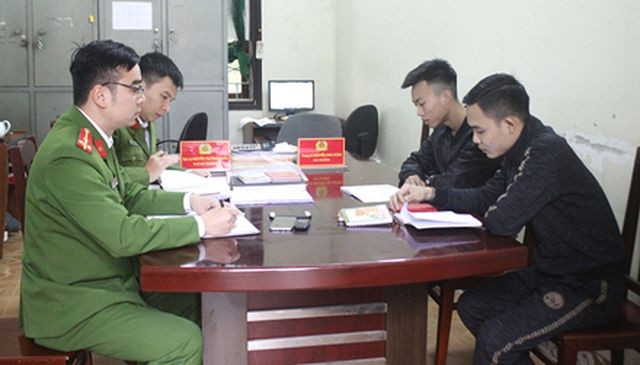 Hai đối tượng Đặng Ngọc Anh và Lê Duy Thành khai báo tại Cơ quan điều tra.