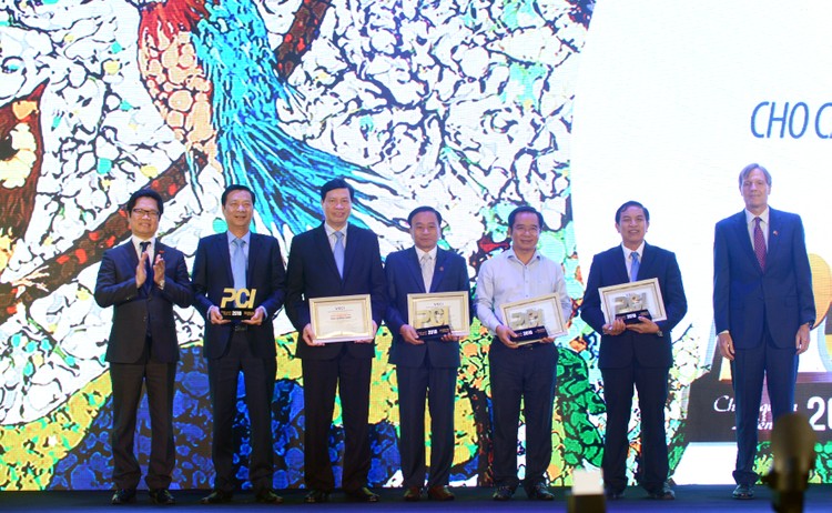 VCCI trao kỷ niệm chương cho 4 tỉnh có thành tích đứng đầu bảng xếp hạng PCI 2018. Ảnh: Quốc Tuấn