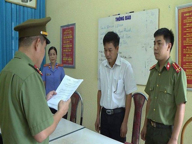 Cơ quan An ninh thi hành quyết định khởi tố đối với ông Trần Xuân Yến - Phó Giám đốc Sở GD&ĐT Sơn La.