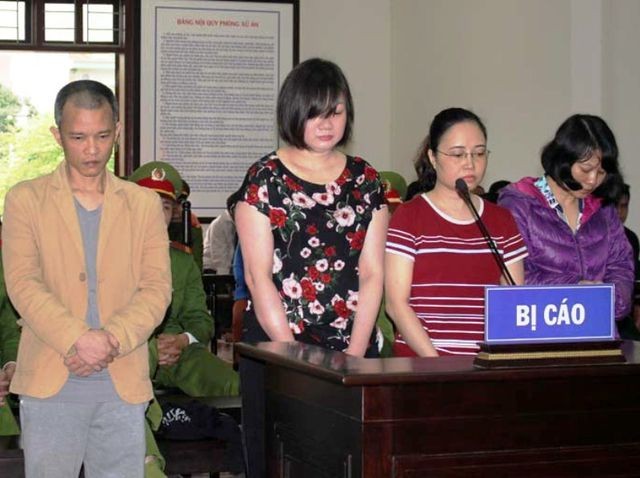 "Nữ quái" Nguyễn Thị Bình cùng các đối tượng lừa đảo "chạy việc" chiếm đoạt hơn 23 tỷ đồng của gần 100 người lĩnh án 43 năm tù (ảnh: Báo Hòa Bình).