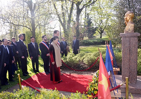 Chủ tịch Quốc hội Nguyễn Thị Kim Ngân dâng hoa tại tượng đài Chủ tịch Hồ Chí Minh ở Montreuil, Pháp.