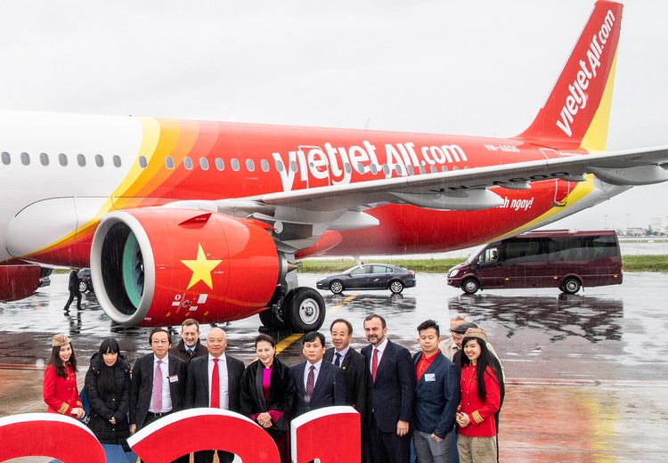 Chủ tịch Quốc hội Nguyễn Thị Kim Ngân, các lãnh đạo cấp cao của Quốc hội Việt Nam và đại diện lãnh đạo của Vietjet, Airbus cắt băng khai trương tàu bay A321neo
