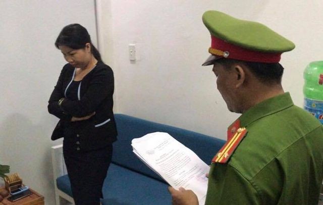 Công an đọc quyết định khởi tố bị can, bắt tạm giam bà Nguyễn Thị Bích Thuận - Giám đốc Cty Quảng Đà tại trụ sở công ty