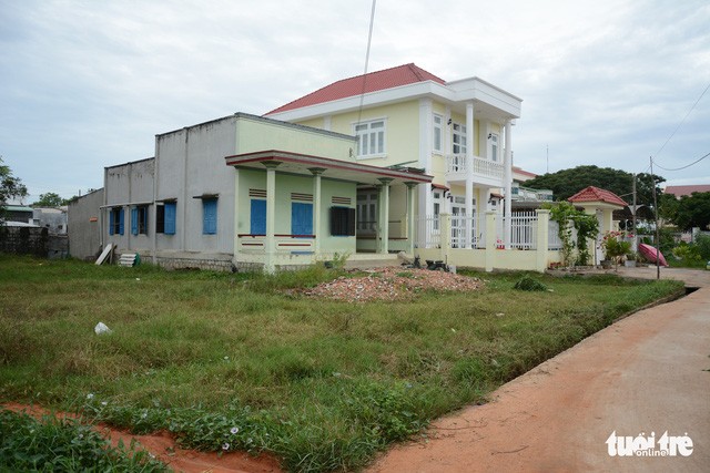 Căn nhà lầu (màu vàng) mà gia đình ông Lê Văn Mười đã xây nhầm trên đất của bà Nguyễn Thị Tám. Trong khi thửa đất thực sự của ông Mười là khoảnh trống bên phải căn nhà cấp 4 