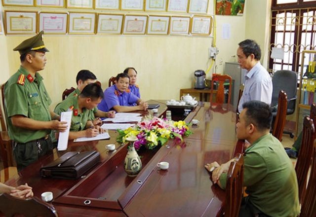Công bố quyết định khởi tố bị can, cấm đi khỏi nơi cư trú đối với Phạm Văn Khuông.