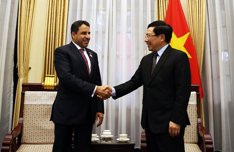 Phó Thủ tướng Phạm Bình Minh và Đại sứ Các tiểu vương quốc Arab thống nhất Obaid Saeed Bintaresh Al Dhaheri - Ảnh: VGP