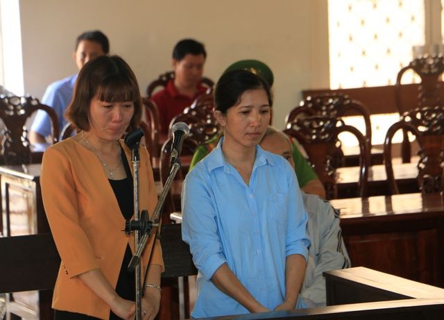 Hai bị cáo Nguyễn Thị Hoa và Phạm Thị Tuyết Hoa (từ bên trái qua)