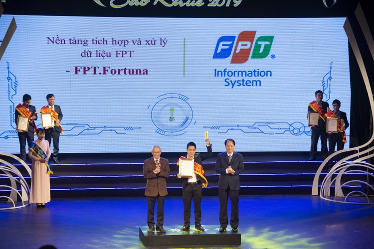 Đại diện FPT nhận giải thưởng Sao Khuê 2019