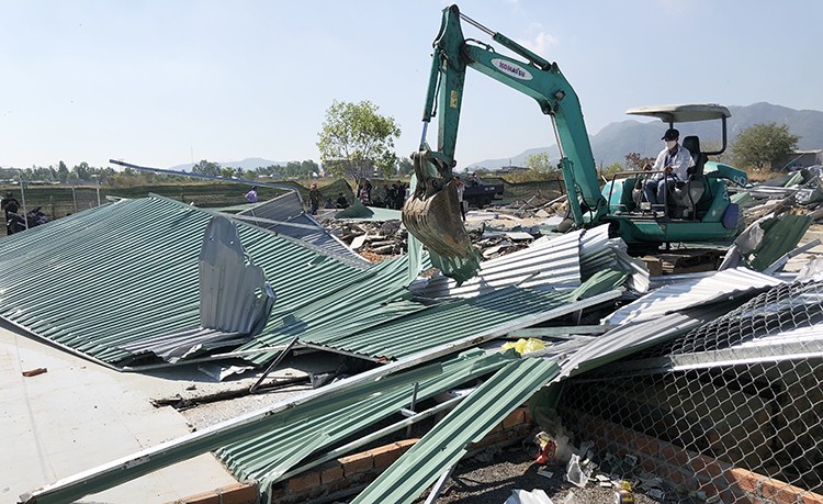 Nhiều ngôi nhà tạm bợ xây không phép ở Nha Trang bị cưỡng chế. 