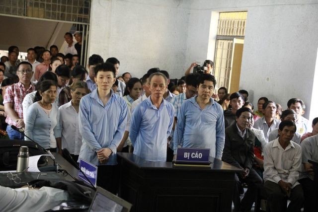 Bị cáo Chu Ngọc Hải (ngoài cùng bên trái) cùng 19 bị cáo khác tại phiên tòa