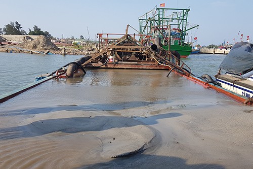 Tàu sắt hút hơn 100 m3 cát lậu giữa sông Thạch Hãn. 