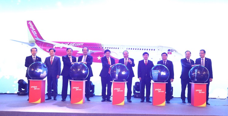 Lãnh đạo cấp cao Việt Nam và Trung Quốc cùng lãnh đạo Vietjet thực hiện nghi thức kỷ niệm 5 năm Vietjet mở đường bay đến Trung Quốc