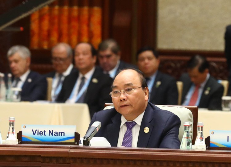 Thủ tướng Nguyễn Xuân Phúc dự hội nghị bàn tròn. Ảnh: VGP
