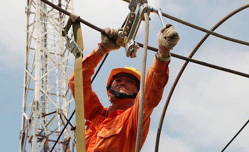 Công nhân điện lực Hà Nội sửa chữa trên đường dây. Ảnh: N.T