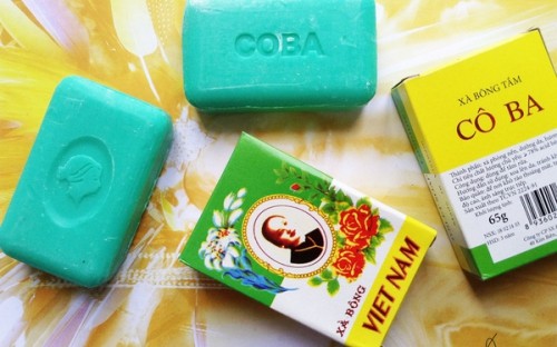 Xà bông Cô Ba được sản xuất bởi Công ty Sản xuất và Thương mại Phương Đông.