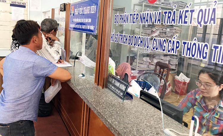Người đến giao dịch tại văn phòng đăng ký đất đai ở huyện Vạn Ninh.
