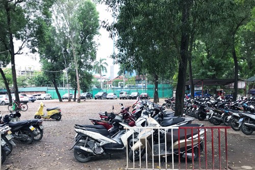 Bãi xe trên mặt đất tại công viên Thủ Lệ hiện nay. 