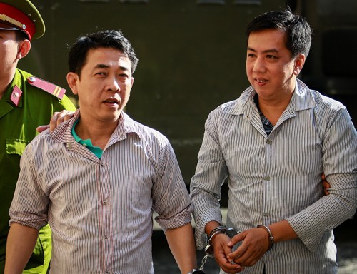 Cựu chủ tịch Công ty Pharma (trái) và Võ Mạnh Cường tại phiên tòa mở năm 2017. 