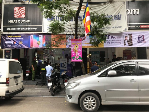 Cơ quan chức năng tiến hành khám xét cửa hàng Nhật Cường tại 33 Lý Quốc Sư, Hà Nội 